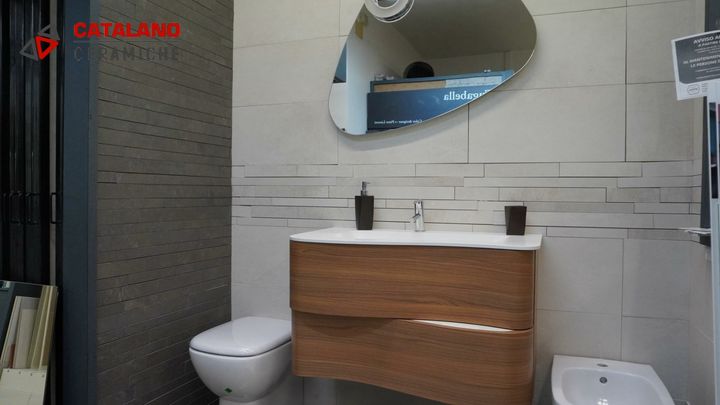 Elegante e dalle forme sinuose, il mobile da bagno curvo è un’oggetto d’arredamento moderno e raffinato, pratico e funzionale.